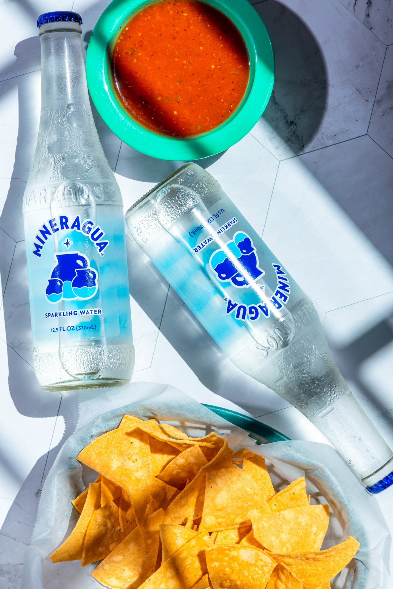 Jarritos Mineragua sparkling water with salsa and chips